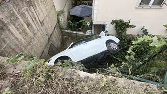 Gebze’de otomobil beş metreden bahçeye çakıldı