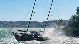 Ayvalık'ta fırtınanın savurduğu yelkenli karaya oturdu