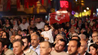 Esenler 15 Temmuz şehitlerini dev bayrakla andı