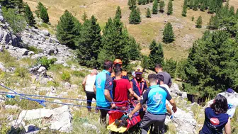 Dağda kekik toplarken kayalıklardan düşüp yaralandı