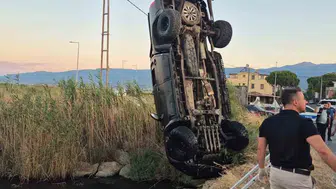 Balıkesir’de dereye uçan otomobilde iki genç yaşamını yitirdi