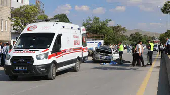 Van'da park halindeki kamyona çarpan otomobil can aldı