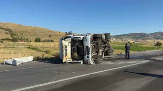 Bolvadin yolunda tır kazası sürücüyü hastanelik etti