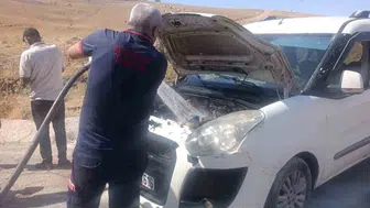 Siirt çevre yolunda seyir halindeki otomobil küle döndü