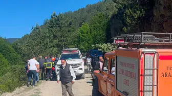 Düğün dönüşü acı son Otomobil uçuruma yuvarlandı