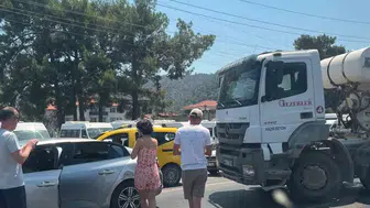 Muğla yolunda üç araç birbirine girdi