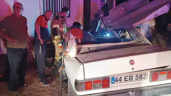 Mardin'de otomobil traktörle çarpıştı ve eve girdi