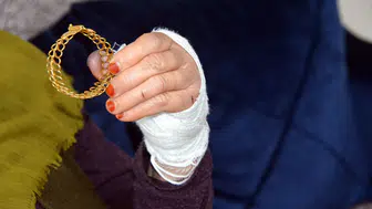 Komşusunu bıçakla yaralayıp altınını çaldı