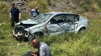 Kars yolunda direksiyon hakimiyeti kaybedilince araç şarampole uçtu