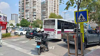 Adana'da yaya geçidindeki genç kıza minibüs çarptı