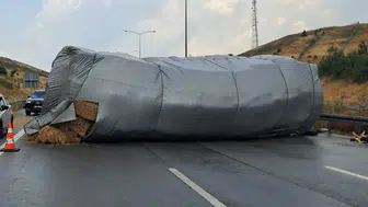Susurluk yolunda saman yüklü tır trafiği kilitledi