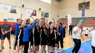 Kuşadası minik hentbolcuların şampiyonluk heyecanına ev sahipliği yaptı