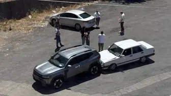 Ereğli'de tırdan indirilen sıfır otomobil park halindeki araca daldı