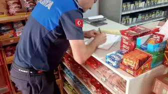 Koçarlı marketlerinde zabıta denetimi mesaisi