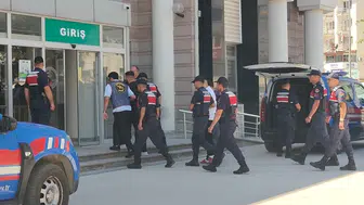 Kuşadası'nda lüks eve operasyon İki aranan şahıs yakalandı