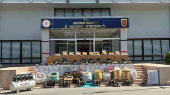 Batman'da evlere baskın yapan jandarma kaçak tütün deposunu ortaya çıkardı