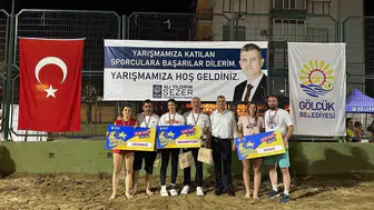 Gölcük sahilinde 304 çocuk voleybolla ter döktü