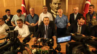 15 Temmuz gecesinin tanığı olan kareler meydanlarda sergileniyor