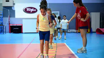 Aydınlı çocuklar yaz tatilini voleybol sahalarında değerlendiriyor