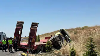 Uşak yolunda tır devrildi