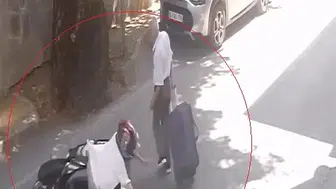 Bursa'da motosiklet sürücüsü yayaya çarpmamak için fren yapınca kaza yaşandı