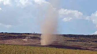 Bitlis semalarında yükselen toz hortumu paniğe yol açmadı