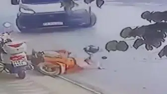 Eskişehir’de dikkatsiz minibüs sürücüsü motosikletliyi yola savurdu