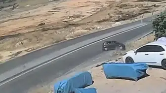 Gaziantep'te kontrolden çıkan otomobil menfeze uçtu