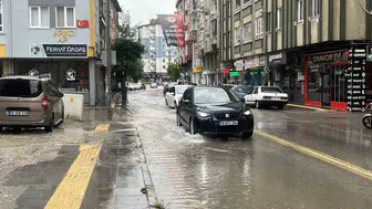 Çorum'da aniden bastıran sağanak hayatı felç etti