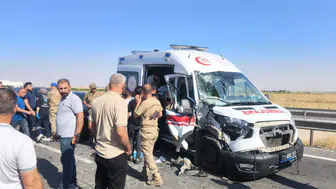 Nusaybin'de hasta taşıyan ambulans zincirleme kazaya karıştı