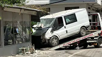 Osmaniye'de kontrolden çıkan minibüs kıraathaneye daldı