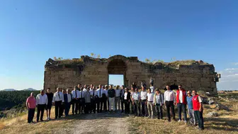 Uşak İl Genel Meclisi toplantısını tarihi antik kentte gerçekleştirdi