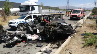 Malatya’da ağır kaza Otomobil tıra çarparak hurdaya döndü