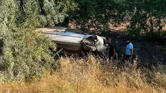 Burdur yolunda kaza Hafif ticari araç tarlaya devrildi
