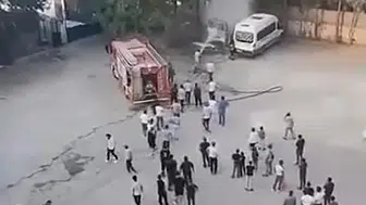 Silvan’da gece vakti park halindeki minibüs yanarak kül oldu