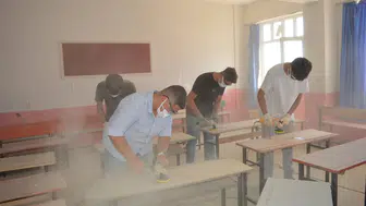 Mardinli öğrenciler eski sıraları fabrikadan yeni çıkmış gibi yeniledi