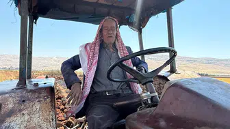 Yarım asırdır aynı traktörle tarlasını sürüyor