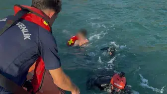 Kuşadası açıklarında kürek sörfü yapan iki kişi akıntıya kapıldı