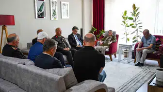 Bolu Valisi şehit ailesini evinde ziyaret etti