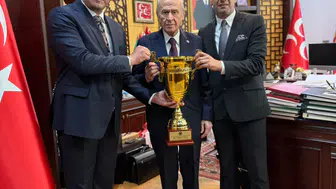 Milli boksörlerin Avrupa şampiyonluk kupası Bahçeli’ye gitti