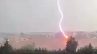 Tekirdağ'da palmiye ağacına yıldırım düşme anı kameraya yansıdı