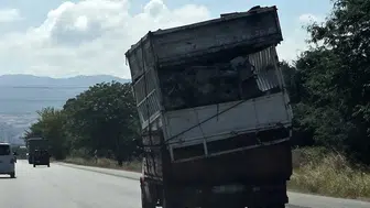 Samsun trafiğinde yürekleri ağza getiren hurda kamyoneti