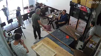 Lokantada yemeği boğazına kaçan müşteriyi Heimlich manevrası kurtardı