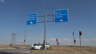 Kilis'te yoldan çıkan otomobil tabelaya çarptı