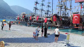 Ölüdeniz açıklarında denizciler korna çalarak bayram kutladı