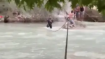 Tarsus'ta dere taştı yedi kişi mahsur kaldı