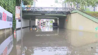 İstanbul’da sağanak trafiği kilitledi