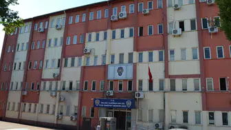 Uzaklaştırma kararı alan eşini evinde bıçaklayarak öldürdü