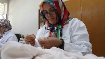 Eskişehir’de unutulmaya yüz tutan sanat iğne ucuyla hayat buluyor