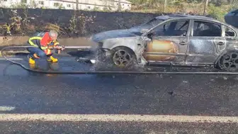 Bingöl’de yolda giden otomobil alevler içinde kaldı